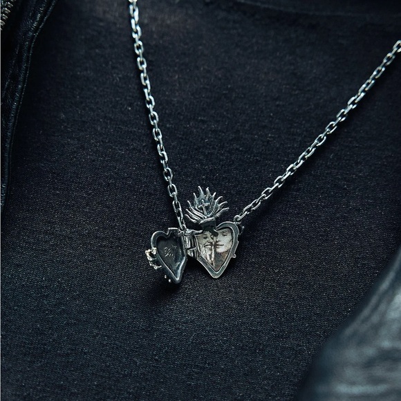 LOX AND CHAIN Sacred Heart locket Necklace - Silver - Picture 4 of 5